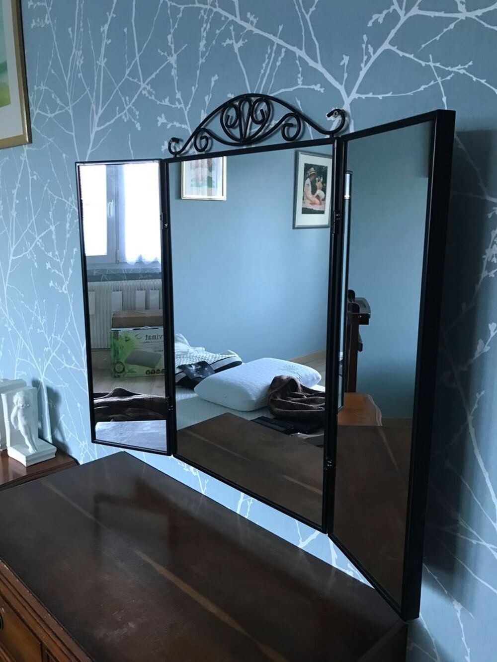 Miroir triptyque mural en m&eacute;tal noir avec porte-bijoux Décoration