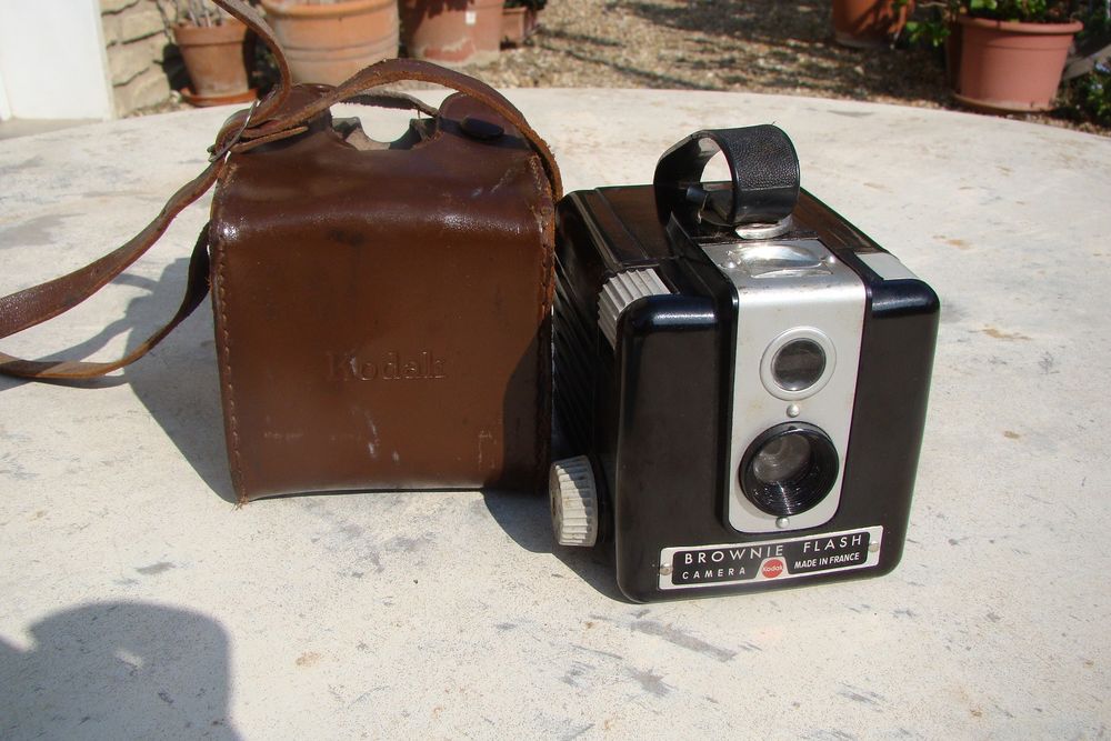 Ancien appareil photo Brownie flash KODAK - ann&eacute;es 1950 Photos/Video/TV