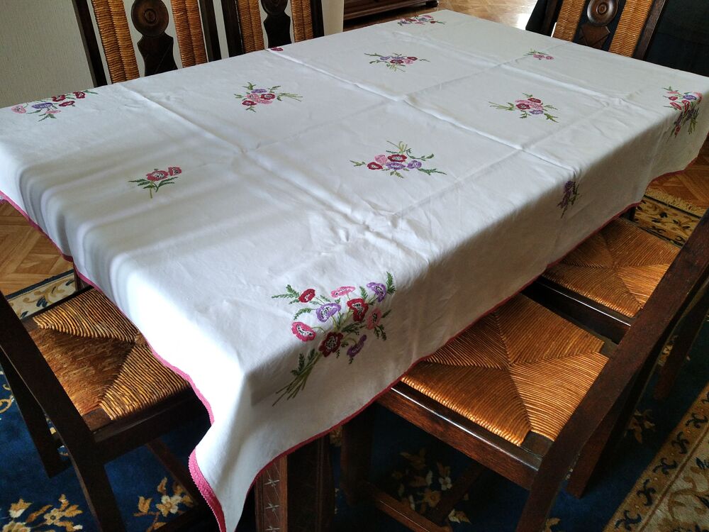 Nappe vintage brod&eacute;e main + 10 serviettes assorties Décoration