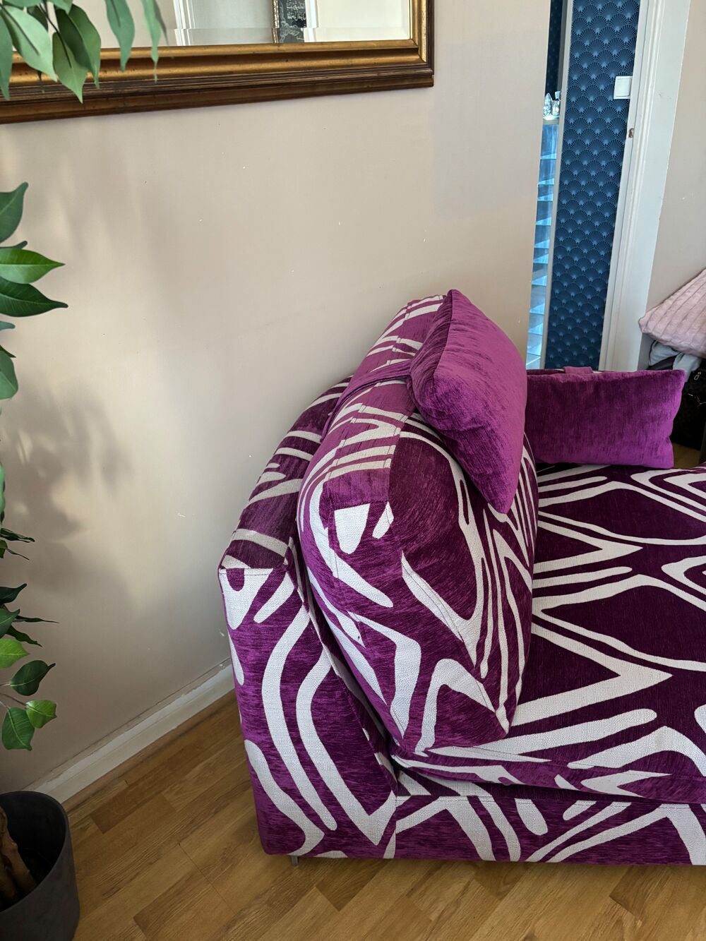 Magnifique m&eacute;ridienne FAMA confort,originalit&eacute; +
2 chaises 
Meubles