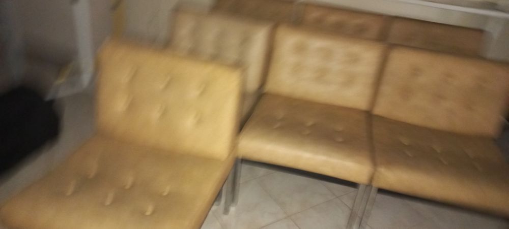 7 FAUTEUILS EN SKAI BEIGE ANNEE 1960 Meubles