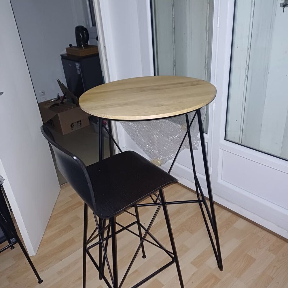 deux chaises de bar avec table mange-debout Meubles