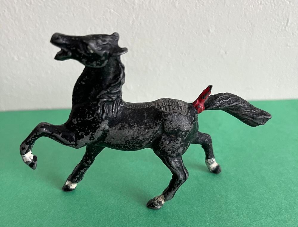Figurine CHEVAL en m&eacute;tal peint 