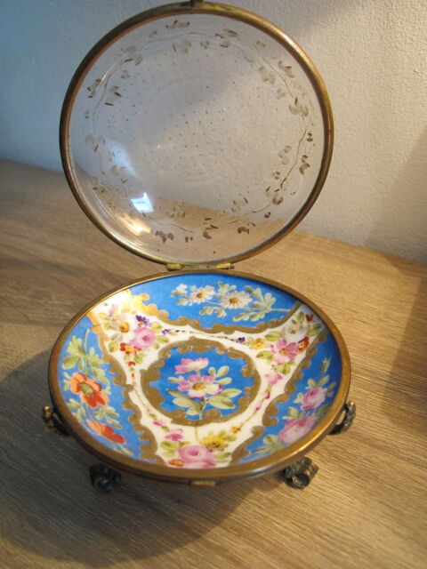 BONBONNIERE ANCIENNE PIEDS BRONZE 50 Beaucaire (30)