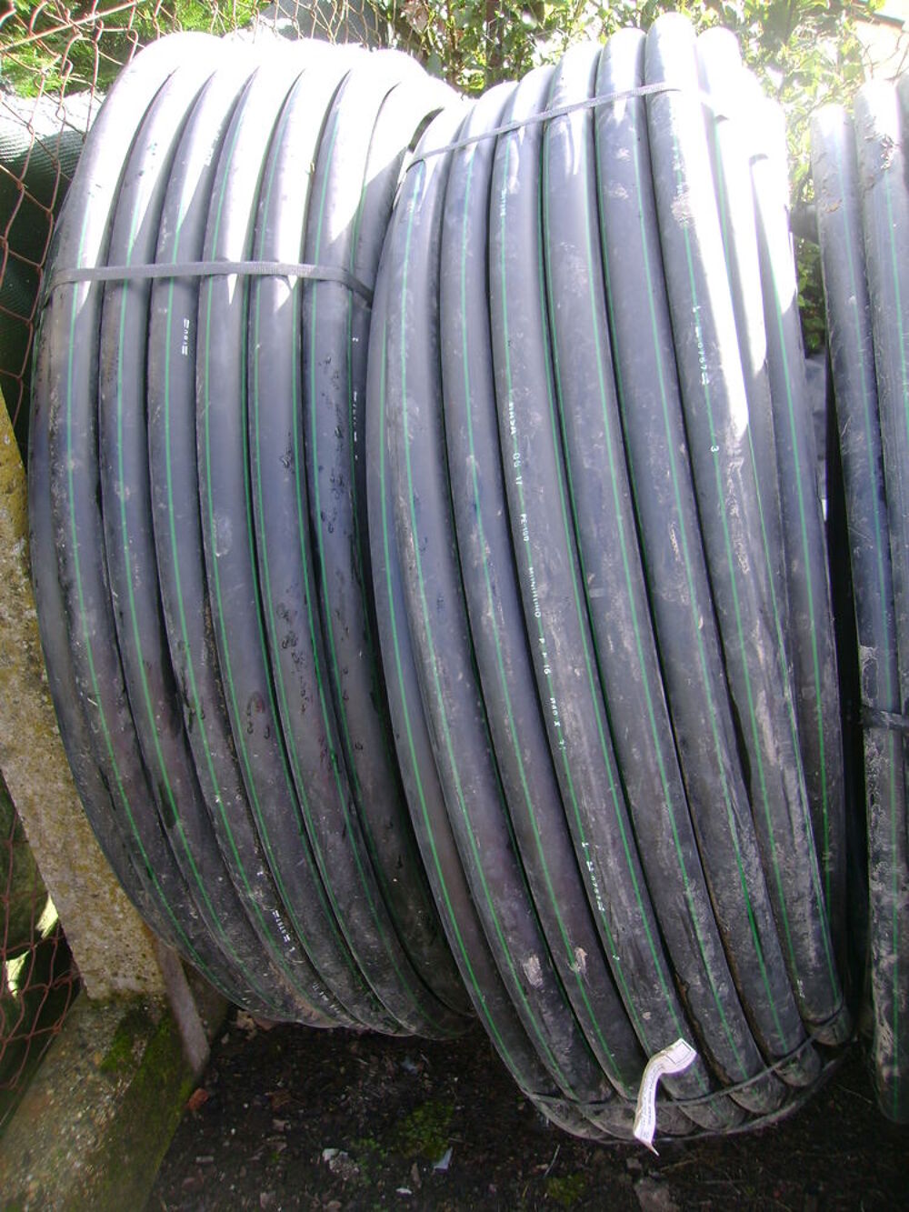 Tubes noirs en poly&eacute;thyl&egrave;ne &agrave; bandes vertes Cana Plast Bricolage