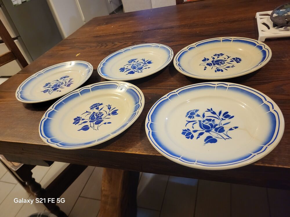 Assiettes plates anciennes ? D&eacute;cor bleu fleuri ? Lot de 5 