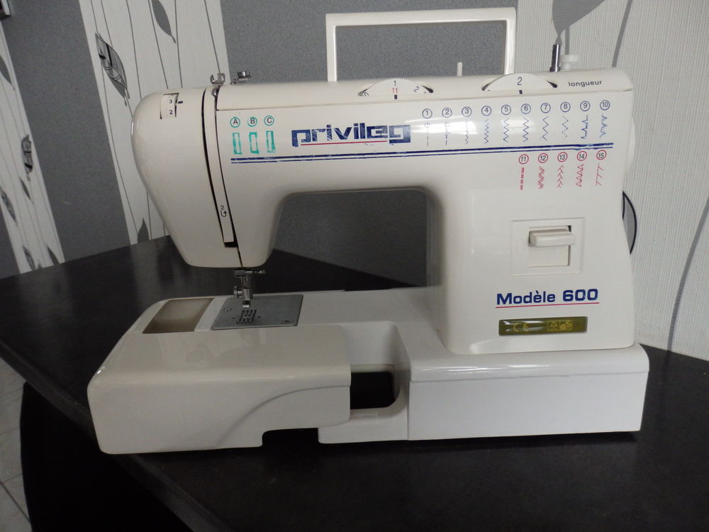 Machine a coudre ( neuve ) Marque PRIVILEG mod&egrave;le 600 Electroménager