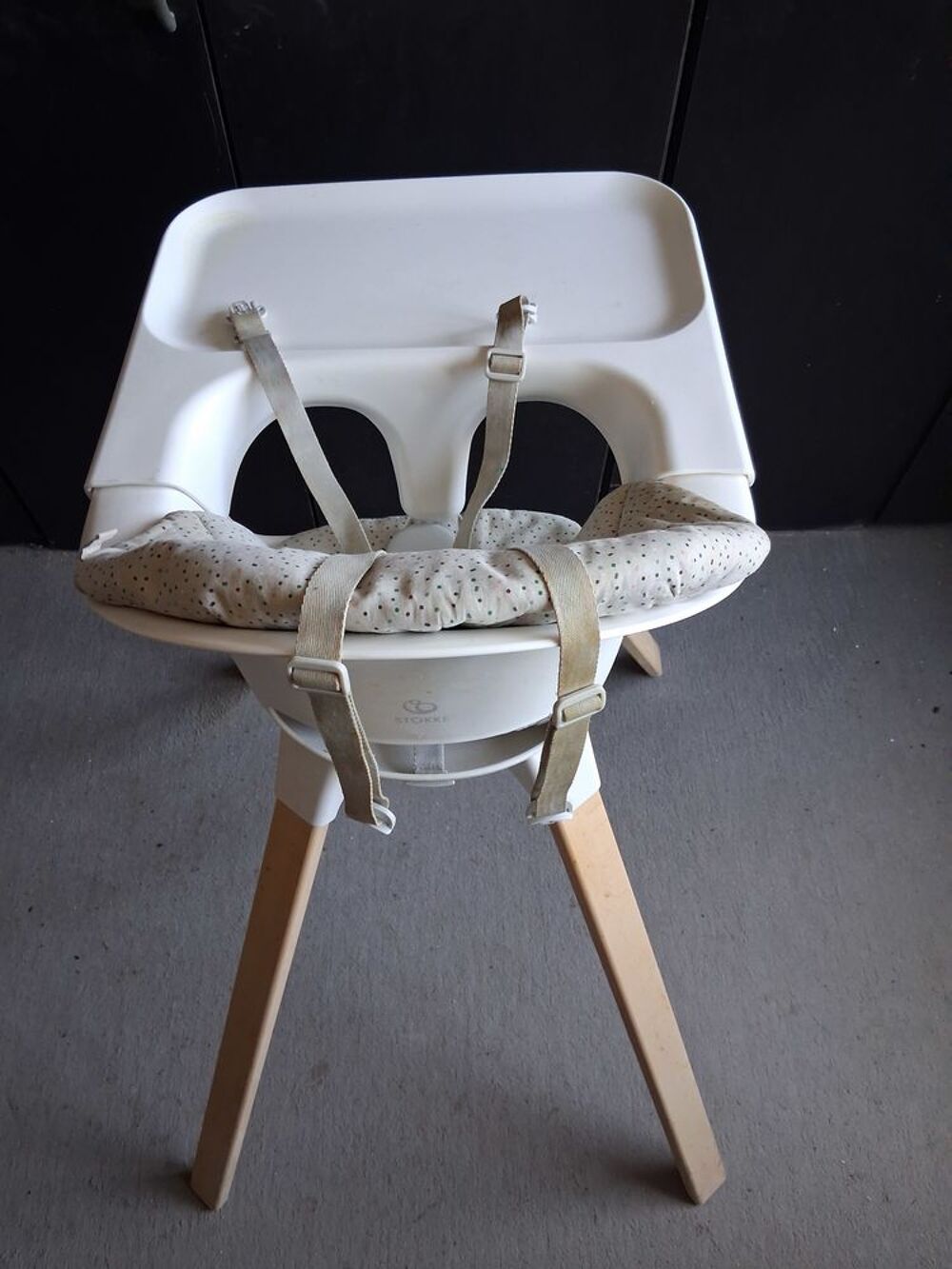 Chaise haute b&eacute;b&eacute; avec ses sangles
Puériculture