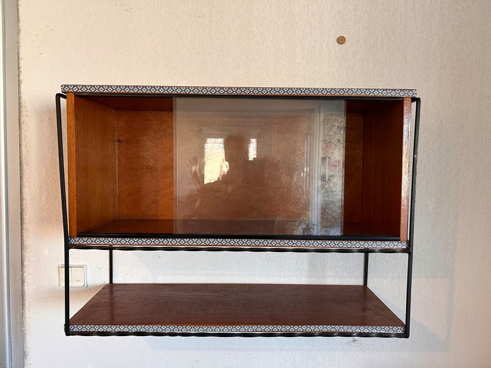 &eacute;tag&egrave;r vitrine en bois, entourage, fer, forg&eacute;. Bon &eacute;ta Meubles