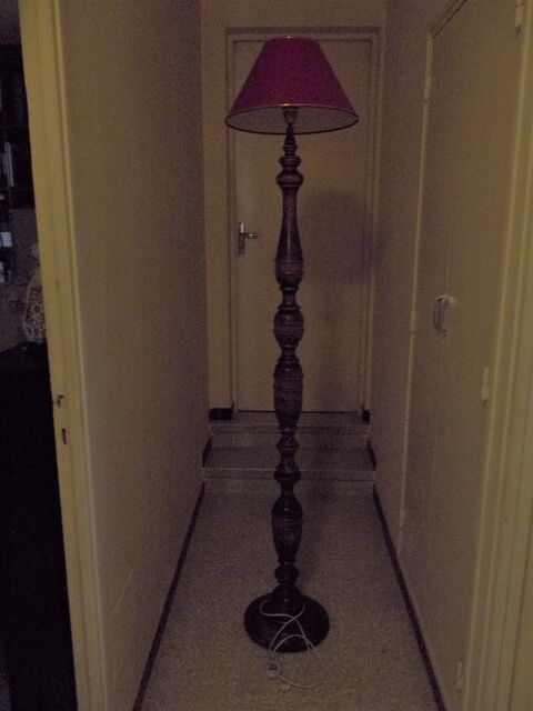Lampadaire en bois rustique. 30 Chteau-Arnoux-Saint-Auban (04)
