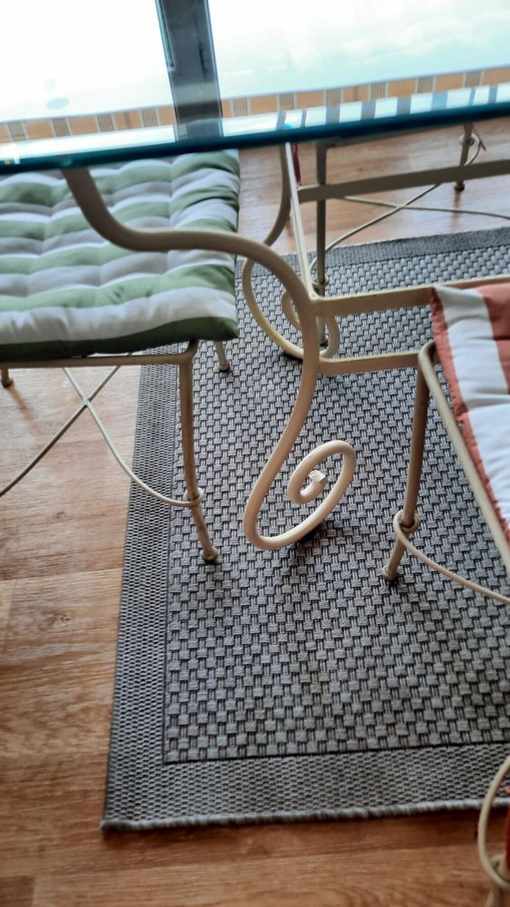 Salon de jardin, dessus en verre tremp&eacute; et 6 chaises Meubles