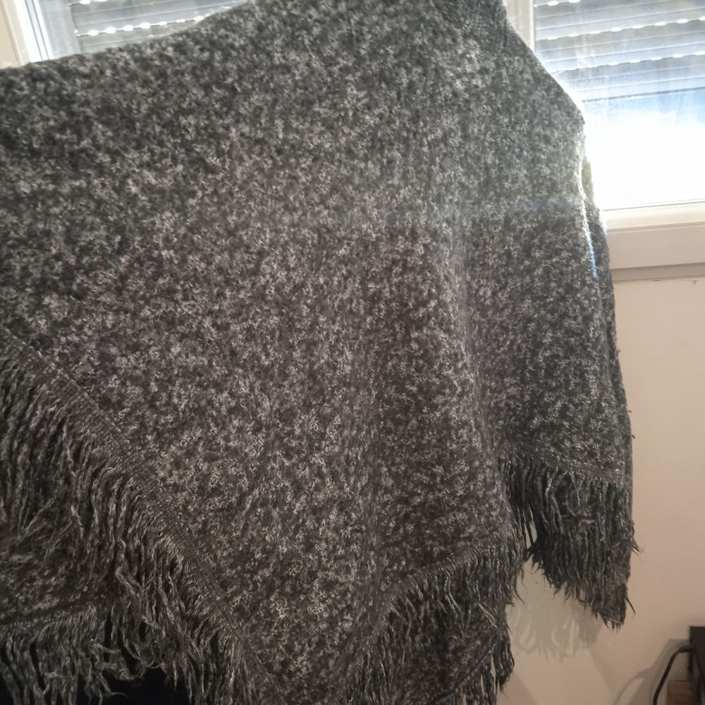 pancho gris. Bon &eacute;tat Vêtements