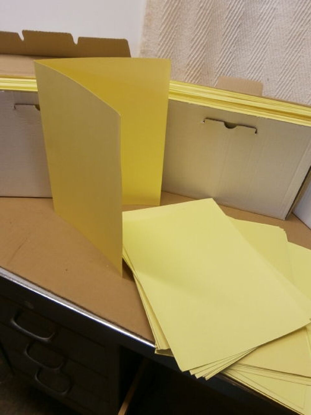 Chemises jaune de classement pour bureaux et collections Décoration