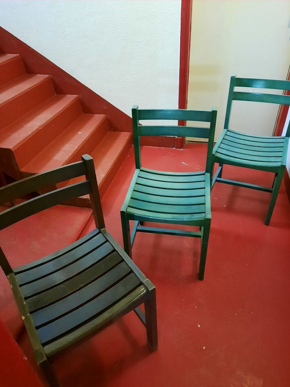chaise en bois de couleur verte et marron
Meubles
