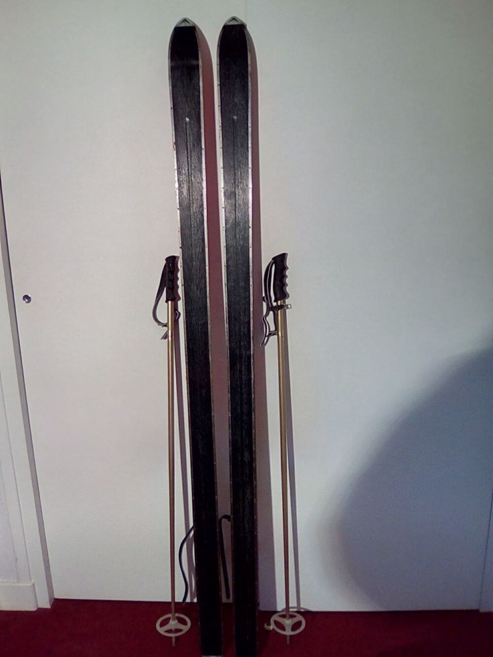 UNE PAIRE DE SKIS " TRIGANO " + B&Acirc;TONS des ann&eacute;es 60
Sports