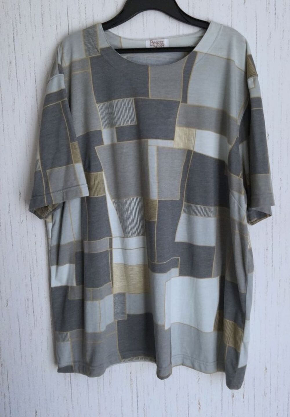 Tee-Shirt femme taille :54/56 .
Vêtements
