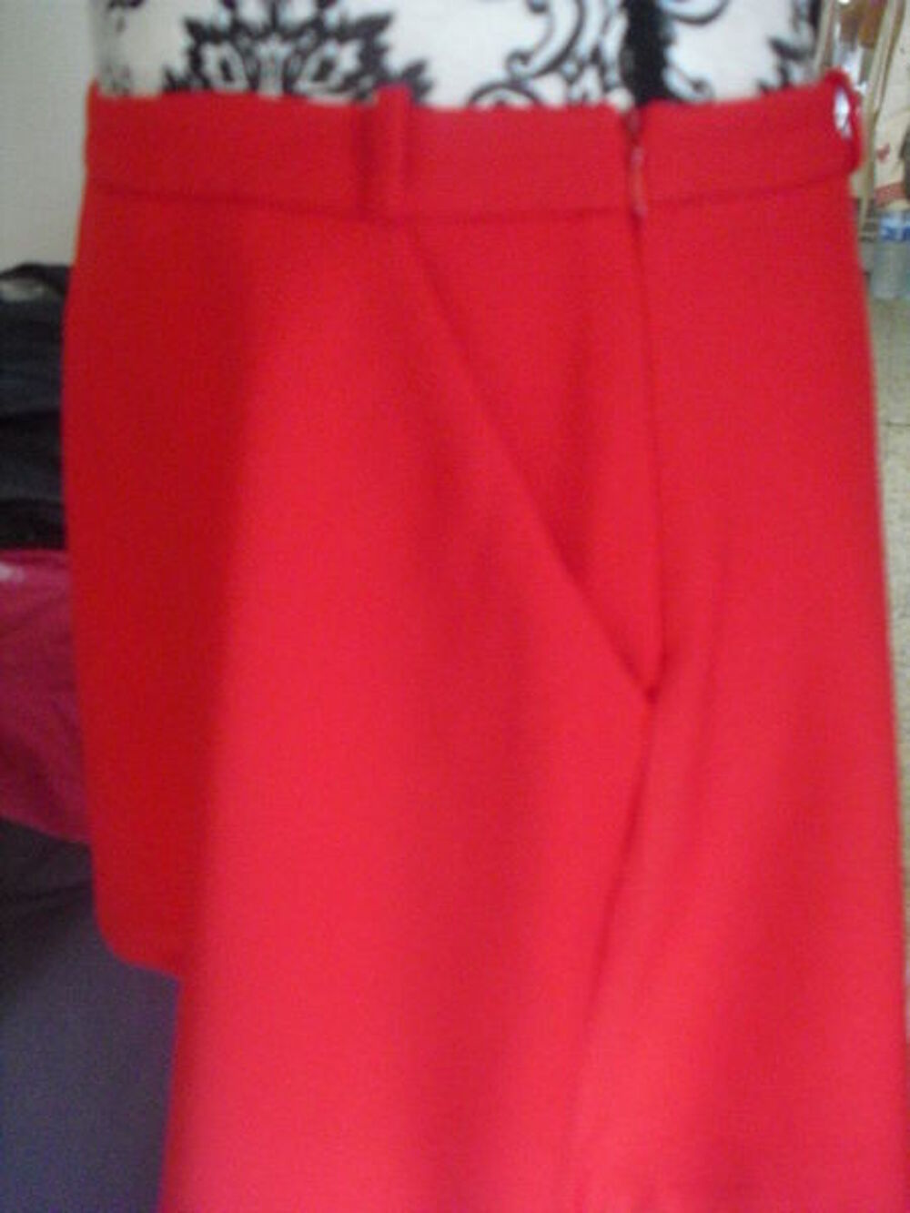 JUPE ROUGE RUBIS NEUVE PROMOD forme &eacute;vas&eacute;e taille 36 Vêtements