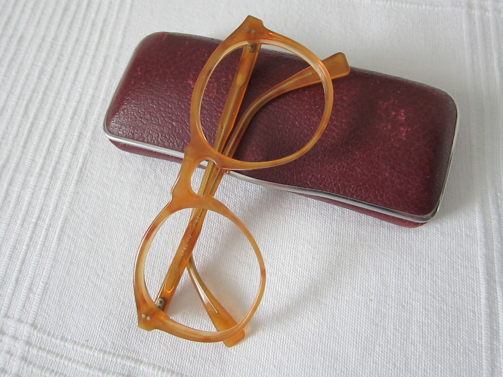 UNE MONTURE DE LUNETTES MIENNE OPTIQUE Bijoux et montres