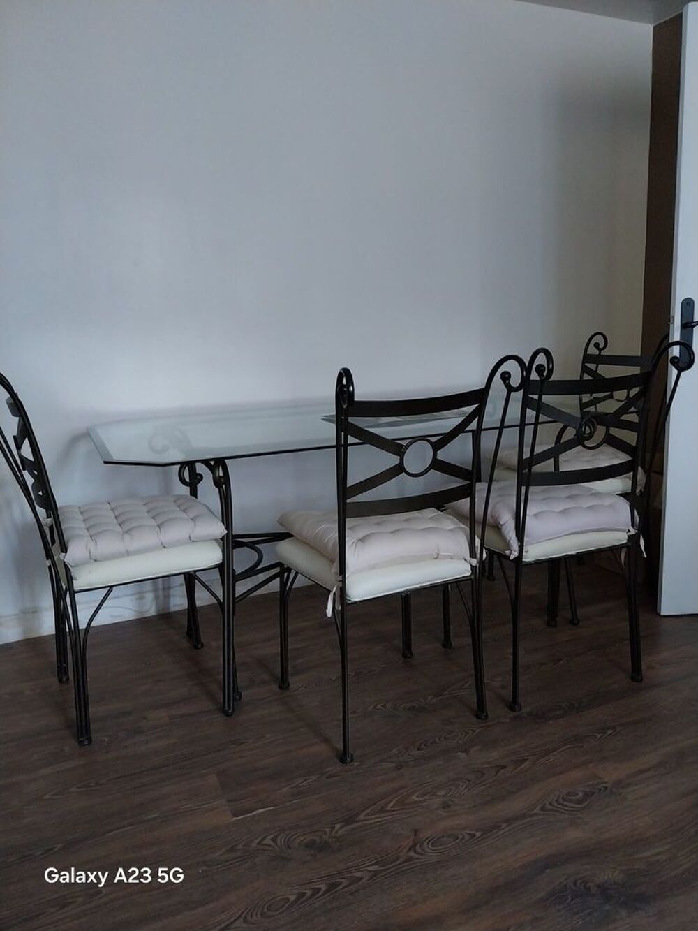 TABLE. EN. VERRE. PLUS. 5 CHAISES Meubles