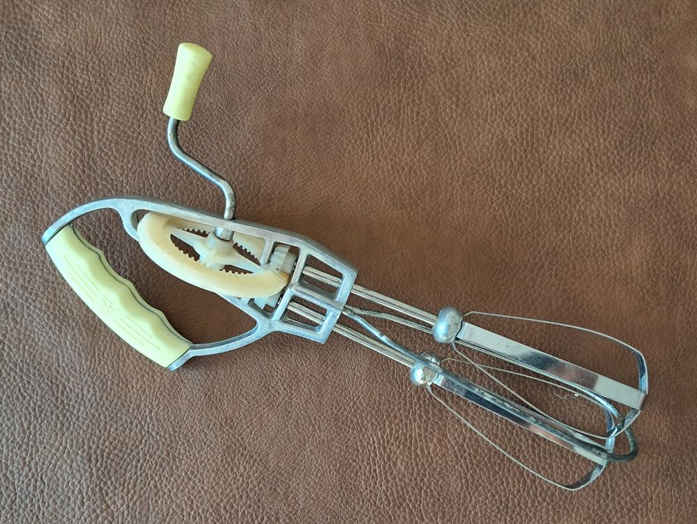 
batteur fouet manuel vintage marque as en inox Cuisine