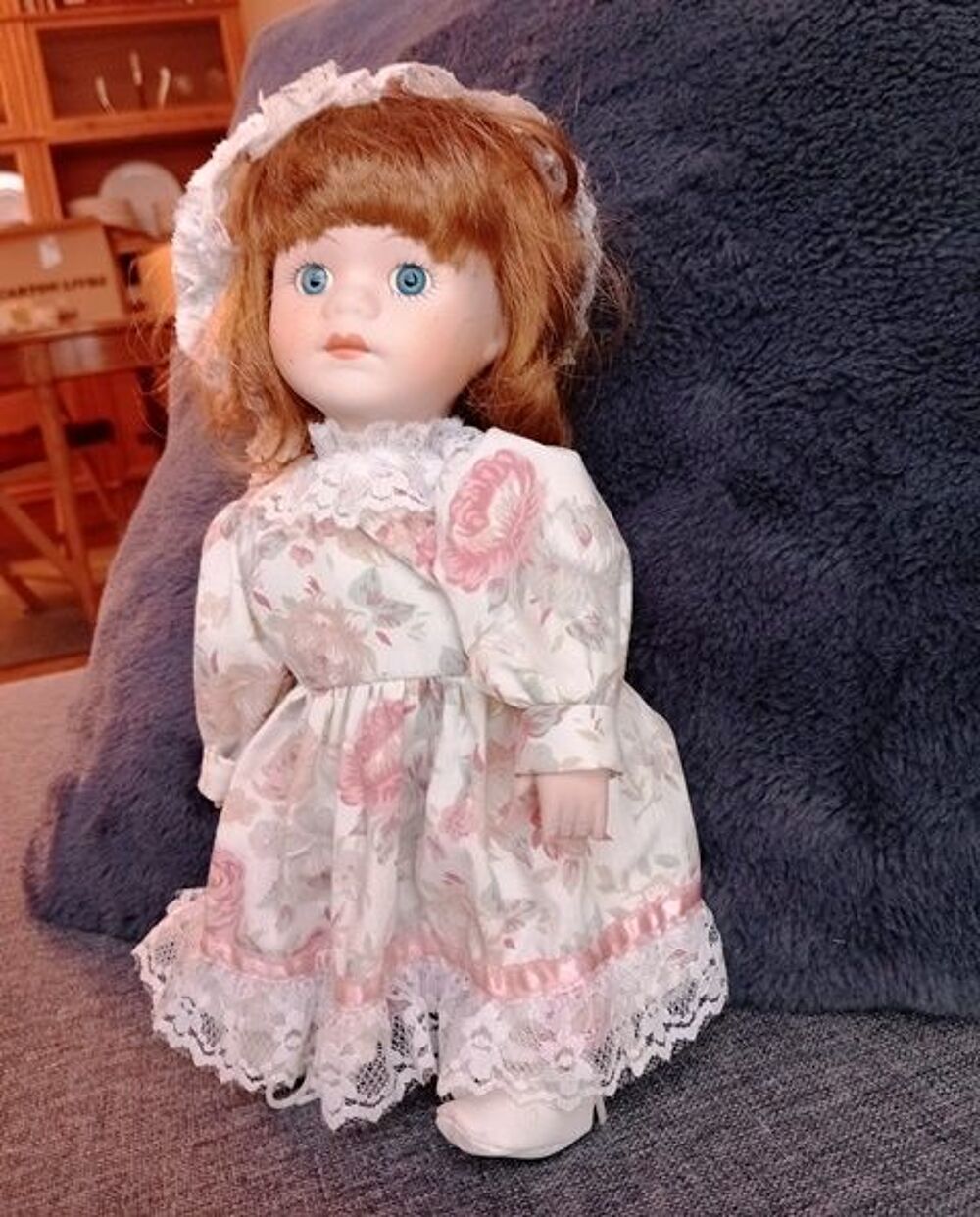 Poup&eacute;e en porcelaine petite fille robe dentelle 