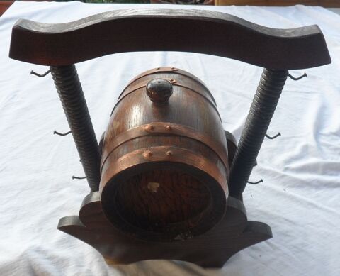 Tonnelet cerclé laiton sur support porte clé ou tasses 25 Castries (34)