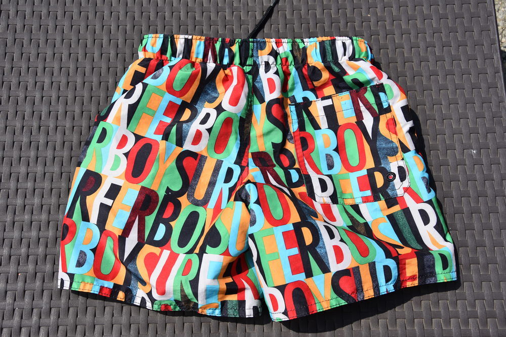 Maillot short de bain. 8 ans. D&eacute;cathlon. Etat NEUF. Vêtements enfants