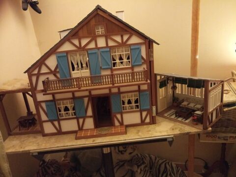 Belle maison de poupe en bois  entirement fait main, mesurant : 110cm  65  cm   45 cm.meuble, cuisine coin barbecue vranda carrel, parquet pour les autres pices. clairage intrieur et extrieur par des lustres et appliques   divers objets dont va 800 Chantecoq (45)