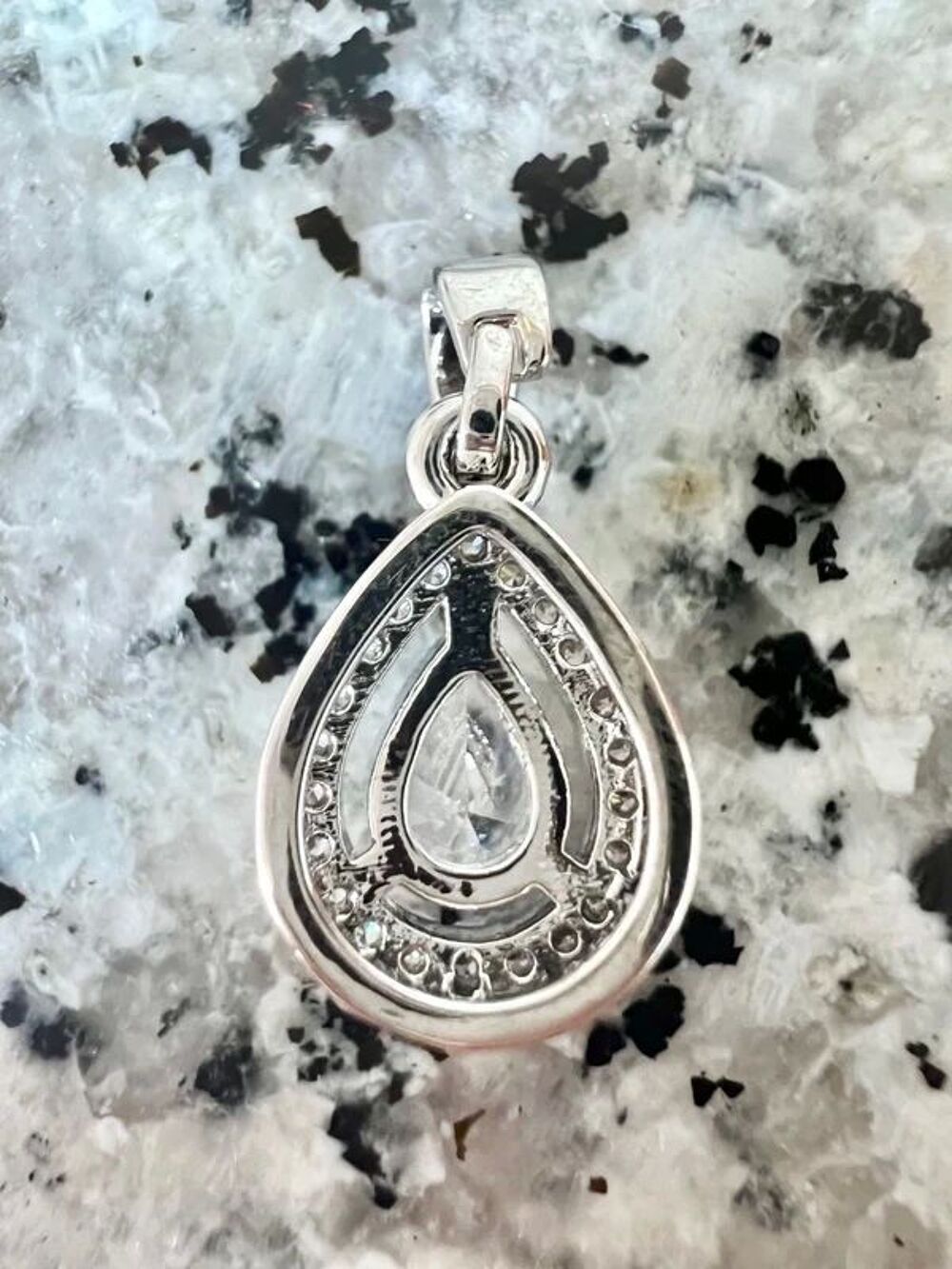 Charm zirconiums en acier inoxydable. Pendentif brillant Bijoux et montres