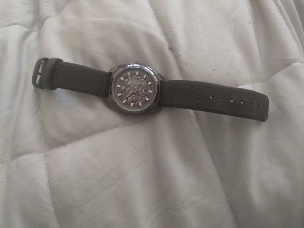 Montre Lip mecanique type squelette Bijoux et montres