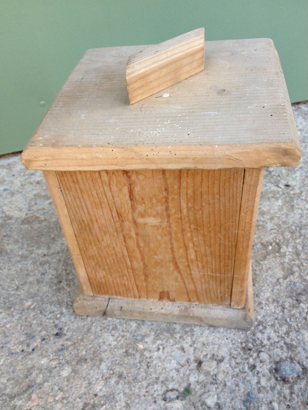 Souvenir du pass&eacute; ancienne baratte manuelle en bois
Décoration