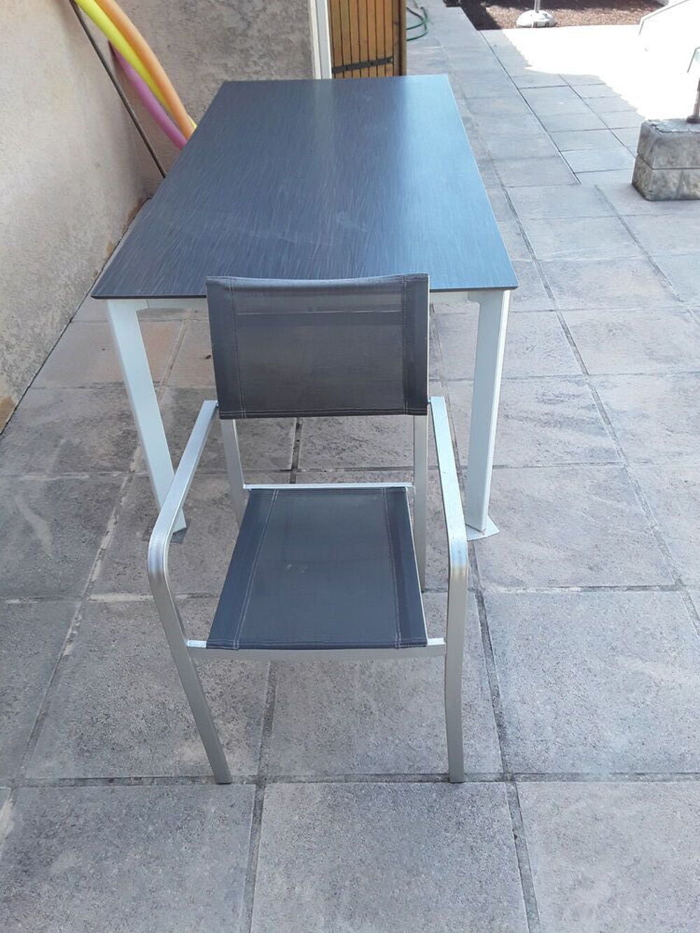 Table de terrasse peu servi ,avec 4 chaises Meubles