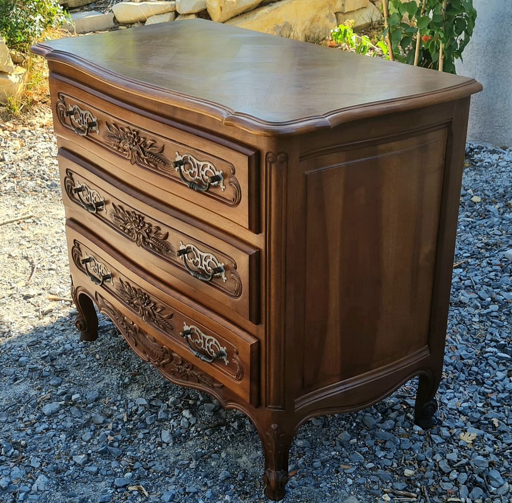 Commode en noyer massif, type proven&ccedil;al, style LXV en TBE Meubles