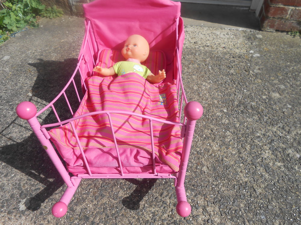 Berceau neuf pour enfant avec poup&eacute;e Jeux / jouets