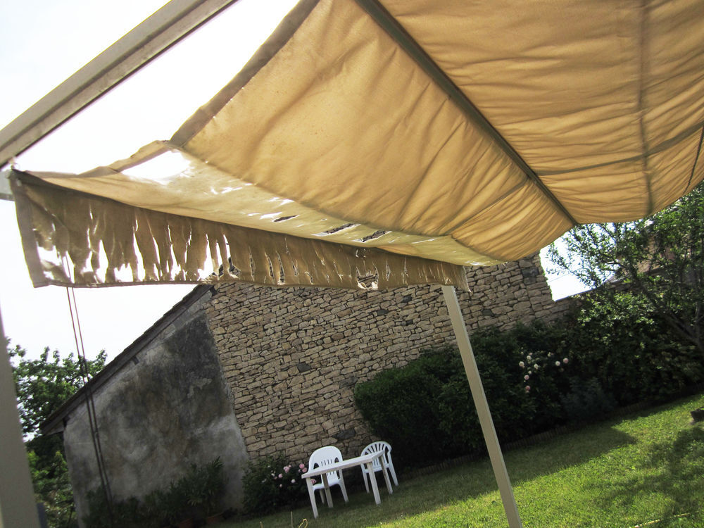 Armature m&eacute;tallique d 'une pergola -2.5*2.5m- b&acirc;che abim&eacute;e
Jardin