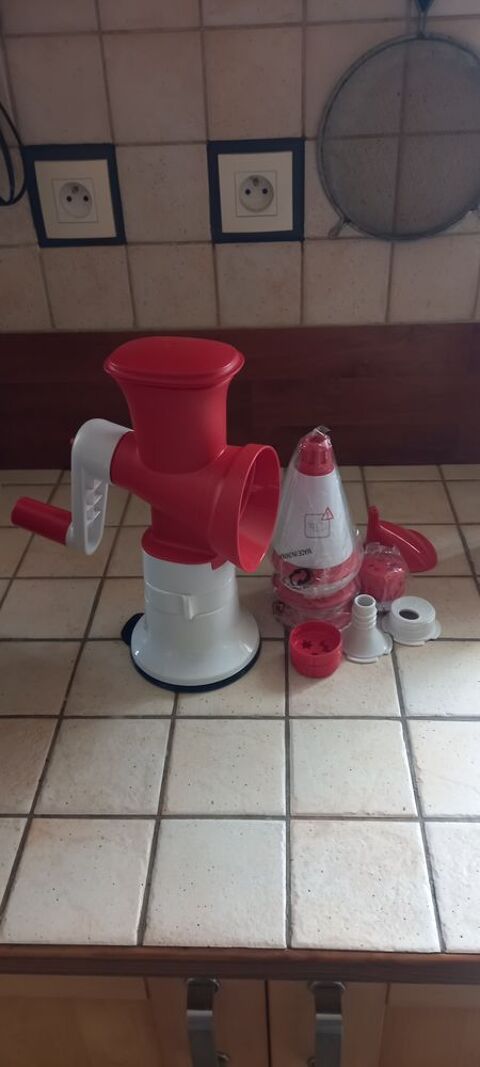 moulinette a legumes, fromages TUPERWARE NEUF 50 Qu�vert (22)