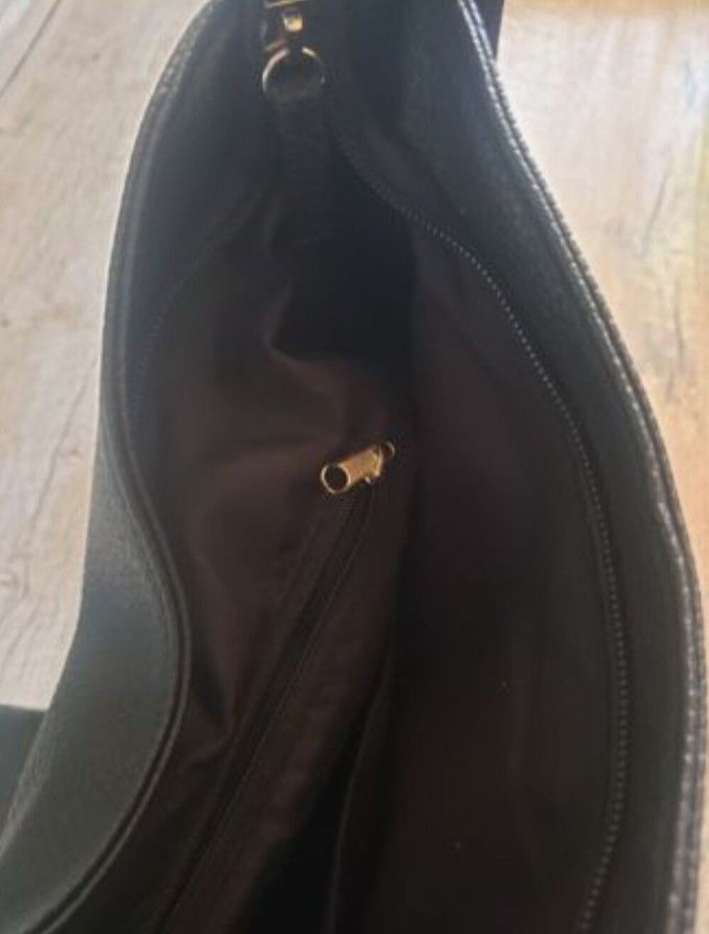 Sac &agrave; main noir avec foulard Maroquinerie