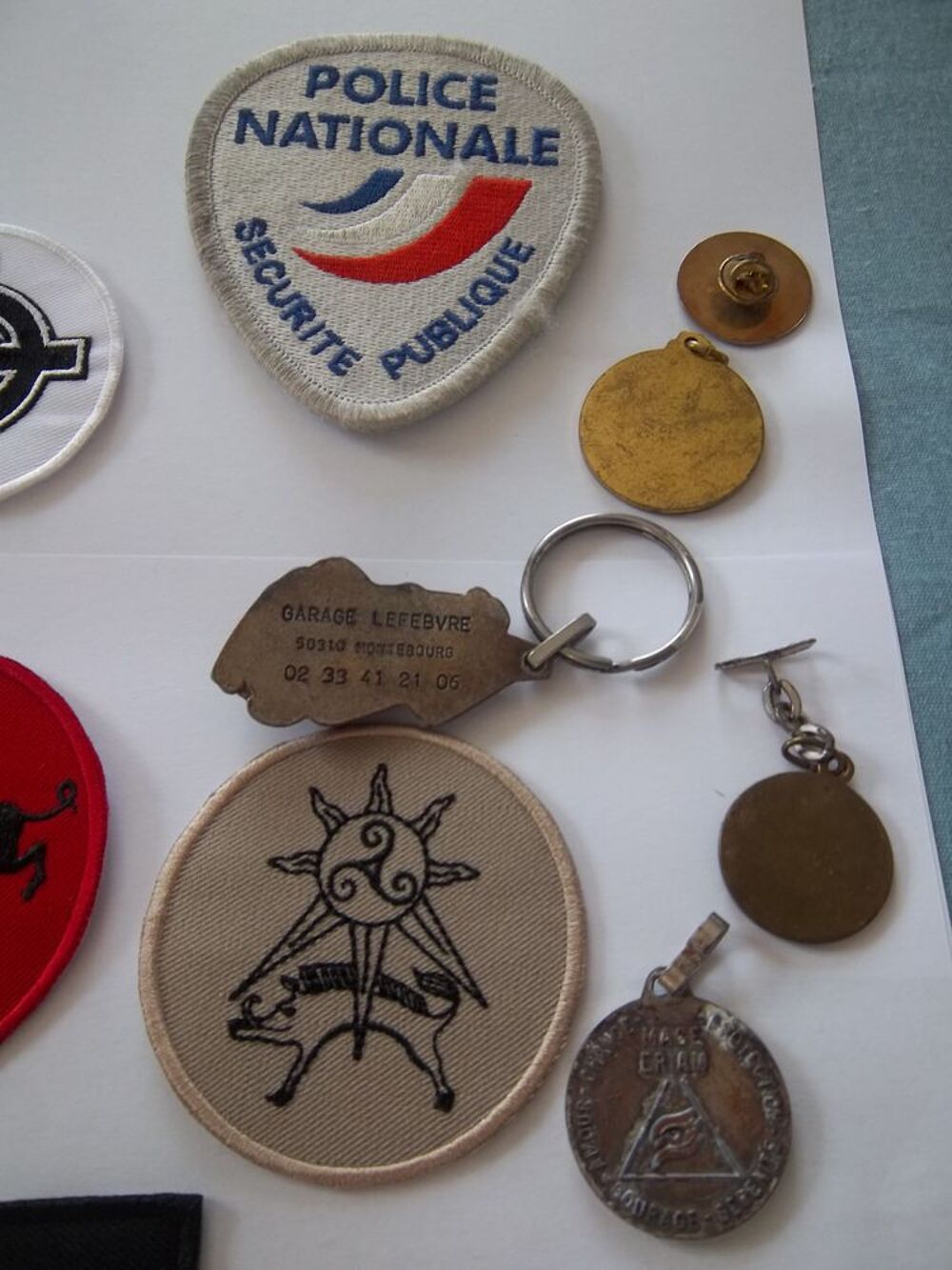 lot militaire divers &eacute;cussons insignes collection 