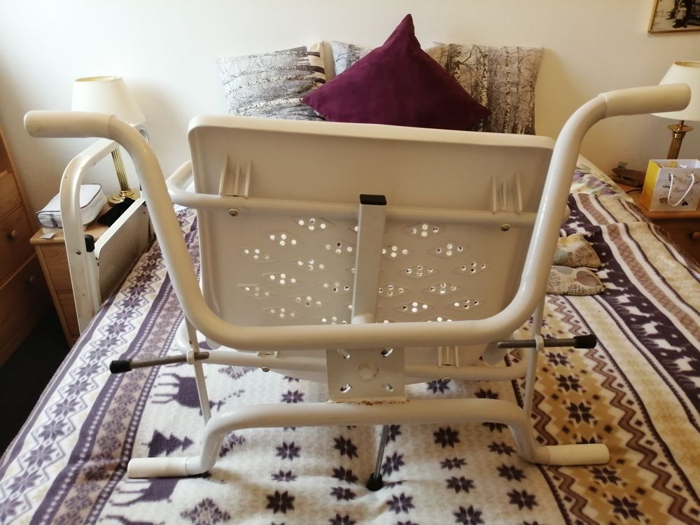 SIEGE DE BAIGNOIRE PIVOTANT AVEC ACCOUDOIRS Meubles