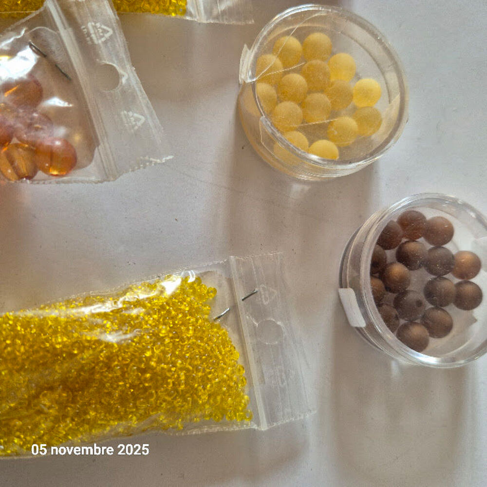 Lot de perles en verre et de sequins de couleurs diff&eacute;rentes Jeux / jouets