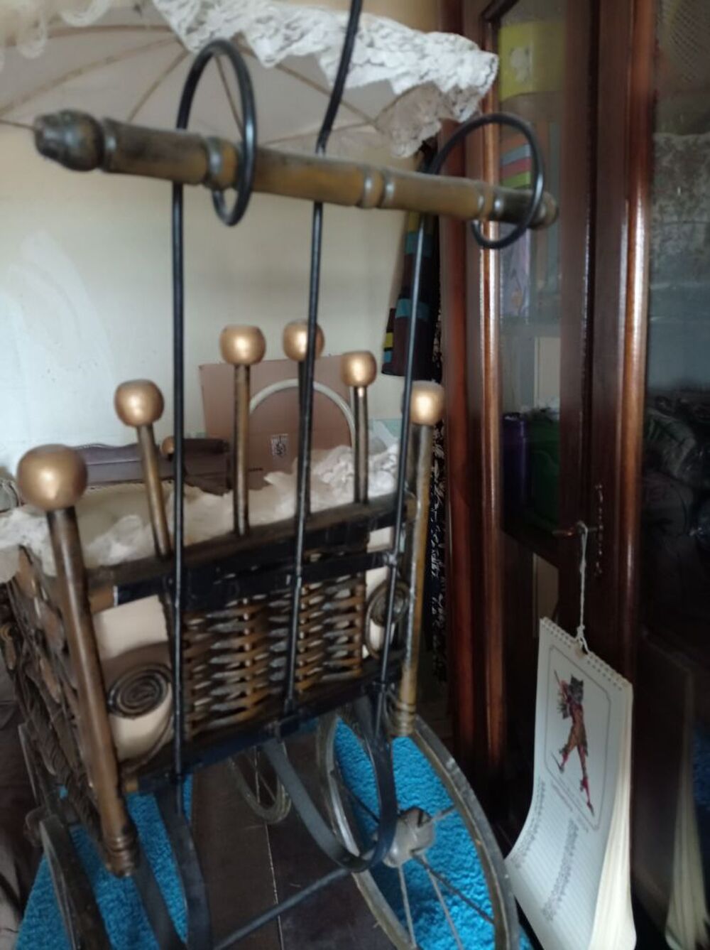 Poussette d&eacute;corative vintage en bois avec capote en dentelle 