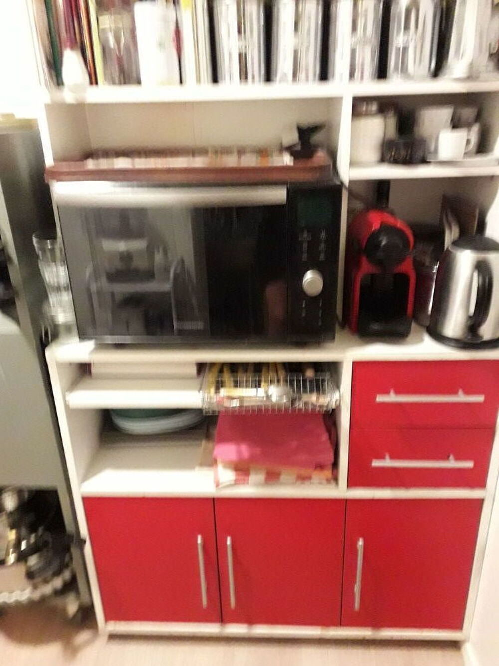 Meuble de cuisine haut rouge et blanc
Meubles