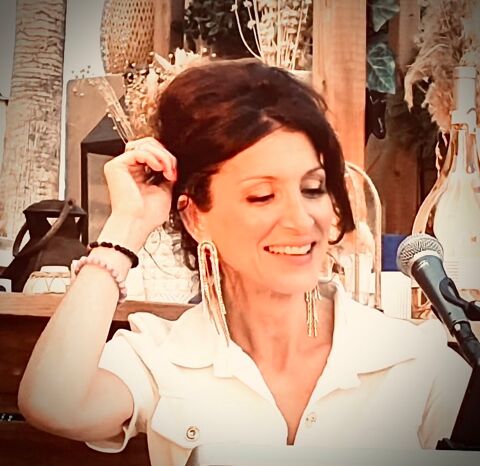 Pianiste-Chanteuse pro propose cours de chant coaching vocal 0 06160 Juan les pins
