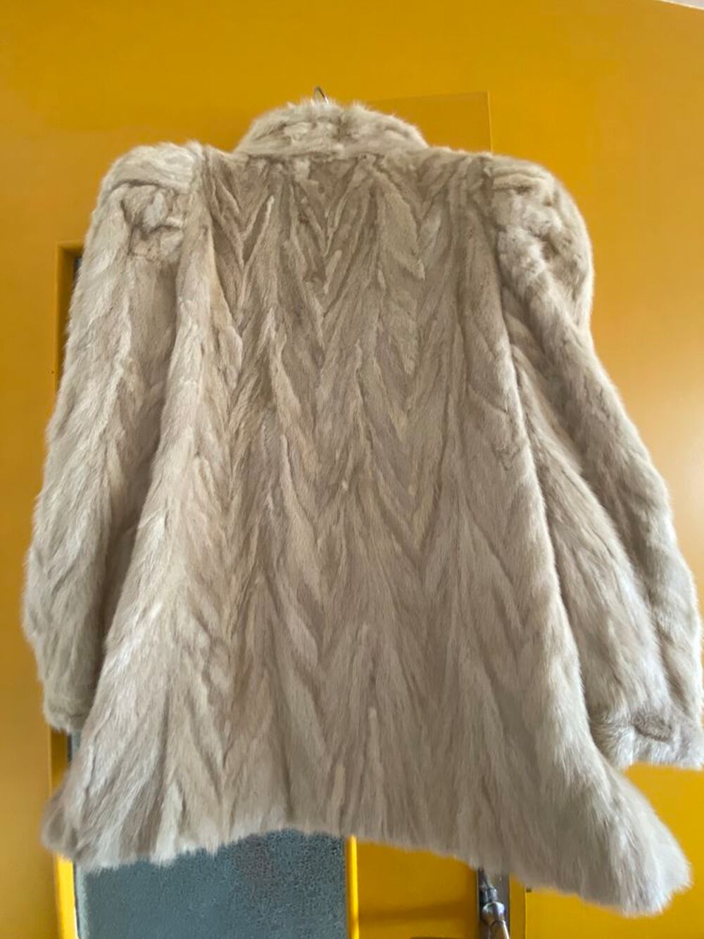 Manteau vison blanc 3/4.
Vêtements