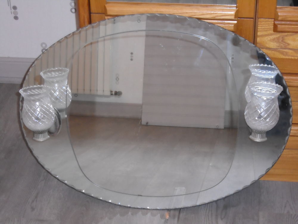 Miroir de salle de bain + accessoires. Décoration