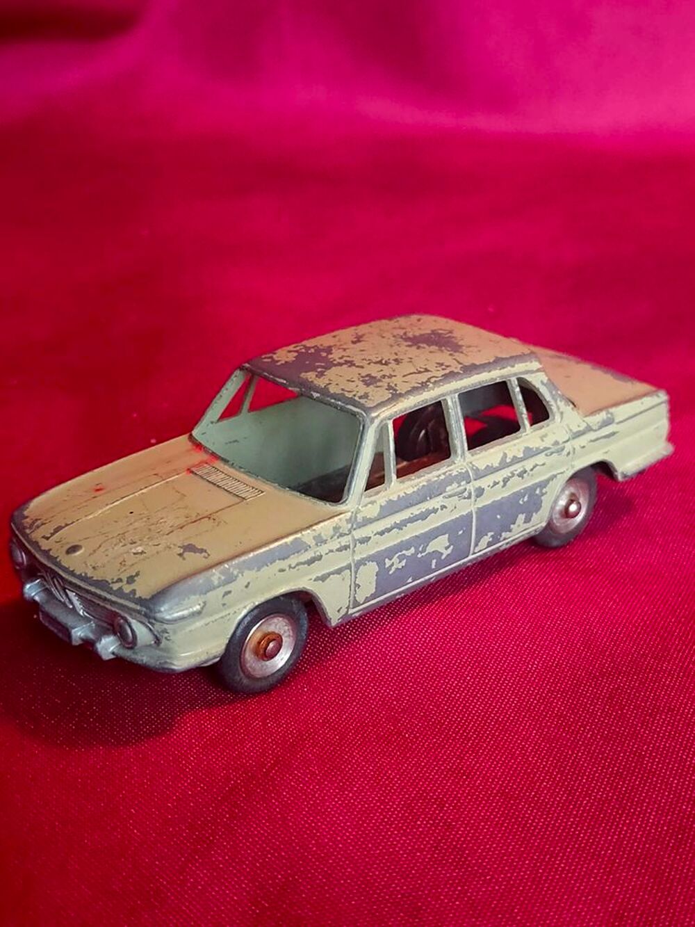 Voiture miniature dinky toys BMW 1500 