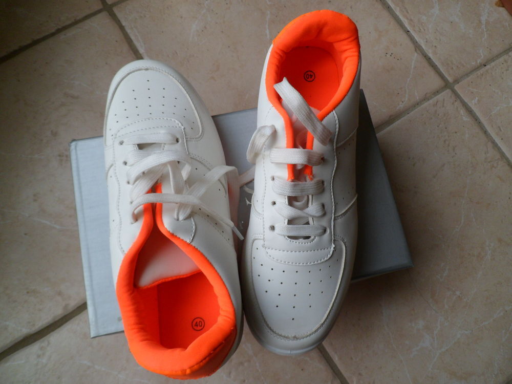 tennis blanche fluo
taille 40
neuf avec boite Chaussures
