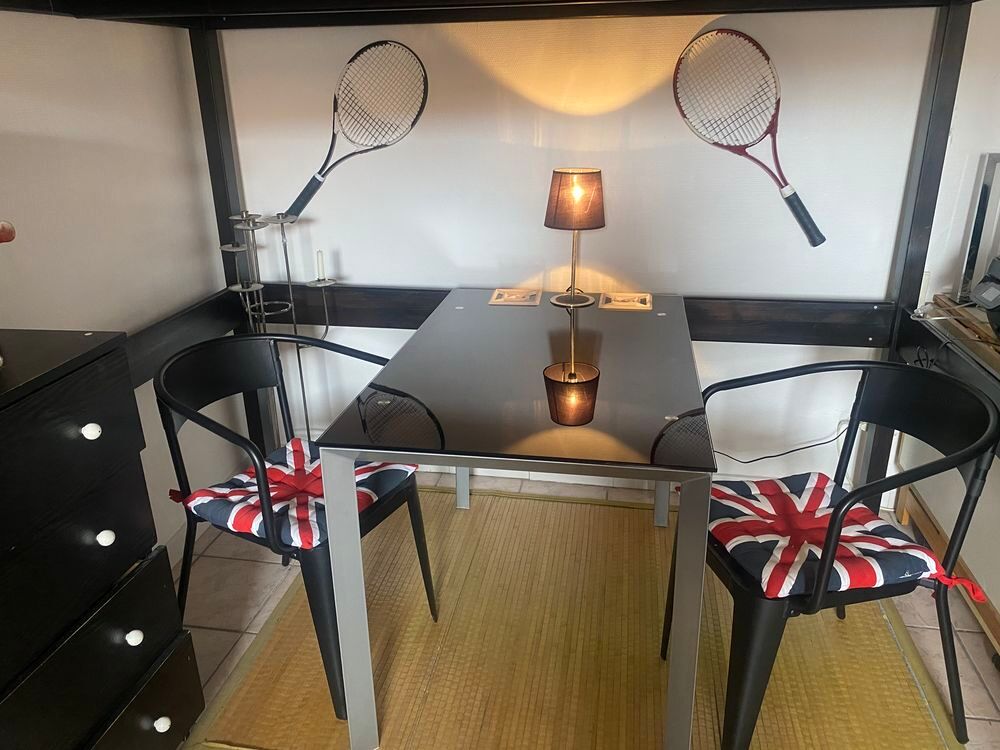 table &agrave; manger en verre fum&eacute; avec 2 chaises Meubles