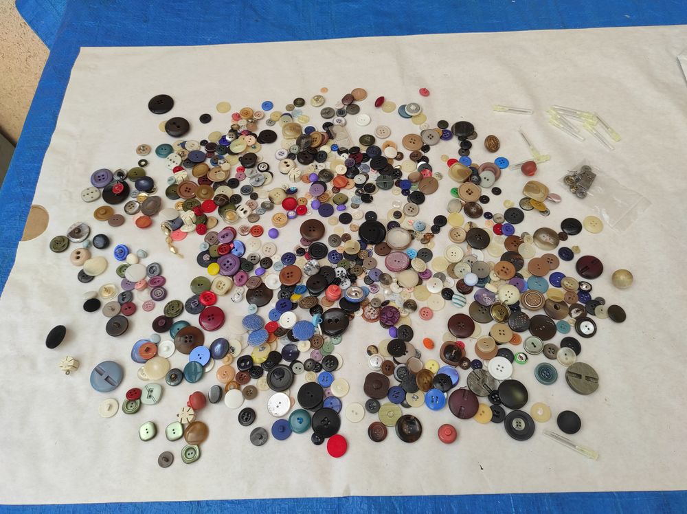  &eacute;norme lot boutons accessoire couture prix de 3 euros Vêtements