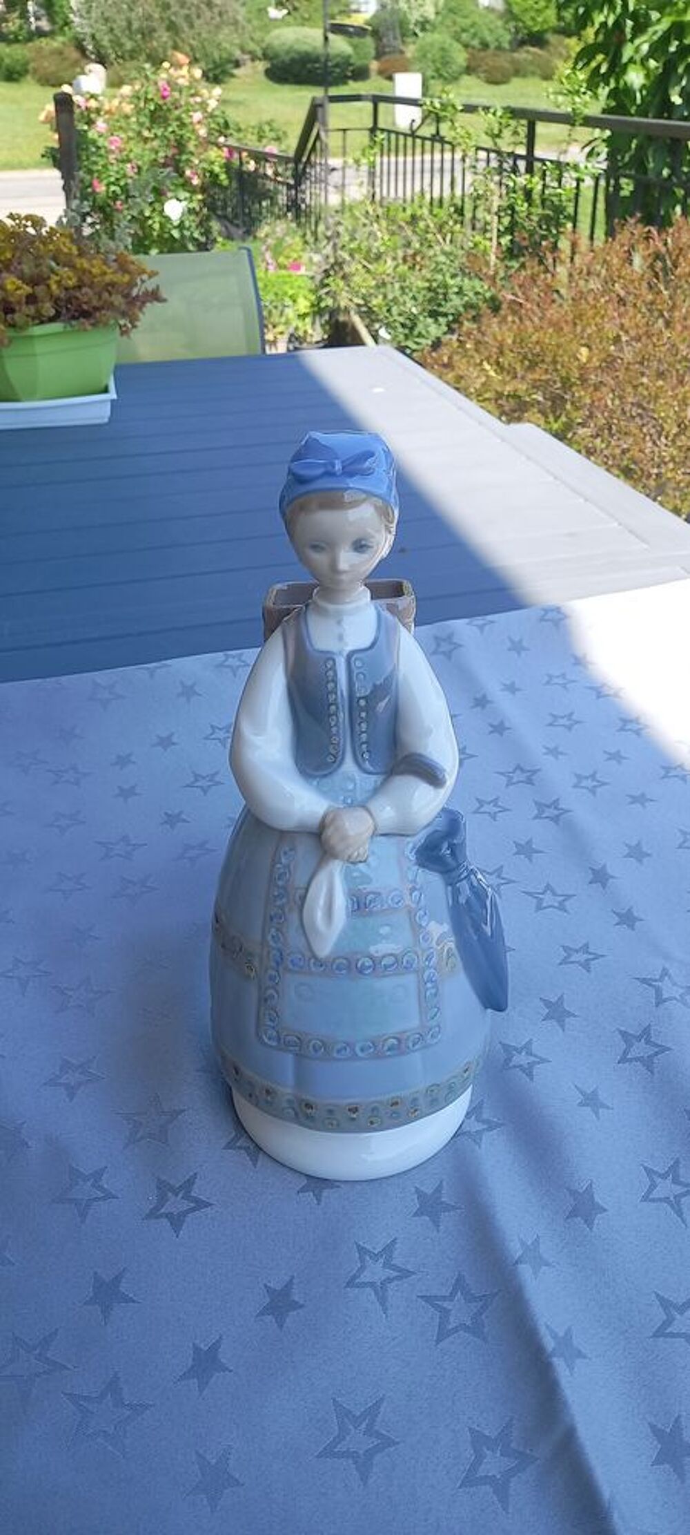 Tr&egrave;s rare Berg&egrave;re en robe traditionnelle Lladr&oacute; H28cm 